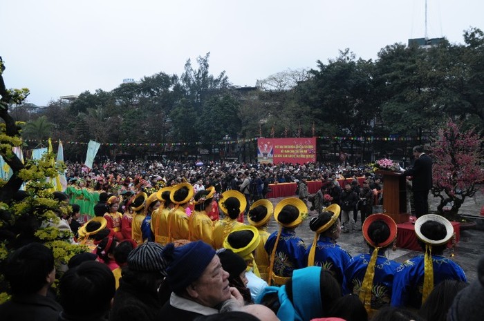 Hàng ngàn người dân đến đây không chỉ để vui hội đầu năm, mà quan trọng hơn họ còn tự nhắc nhở mình về niềm tự hào dân tộc, truyền thống anh hùng của cha ông